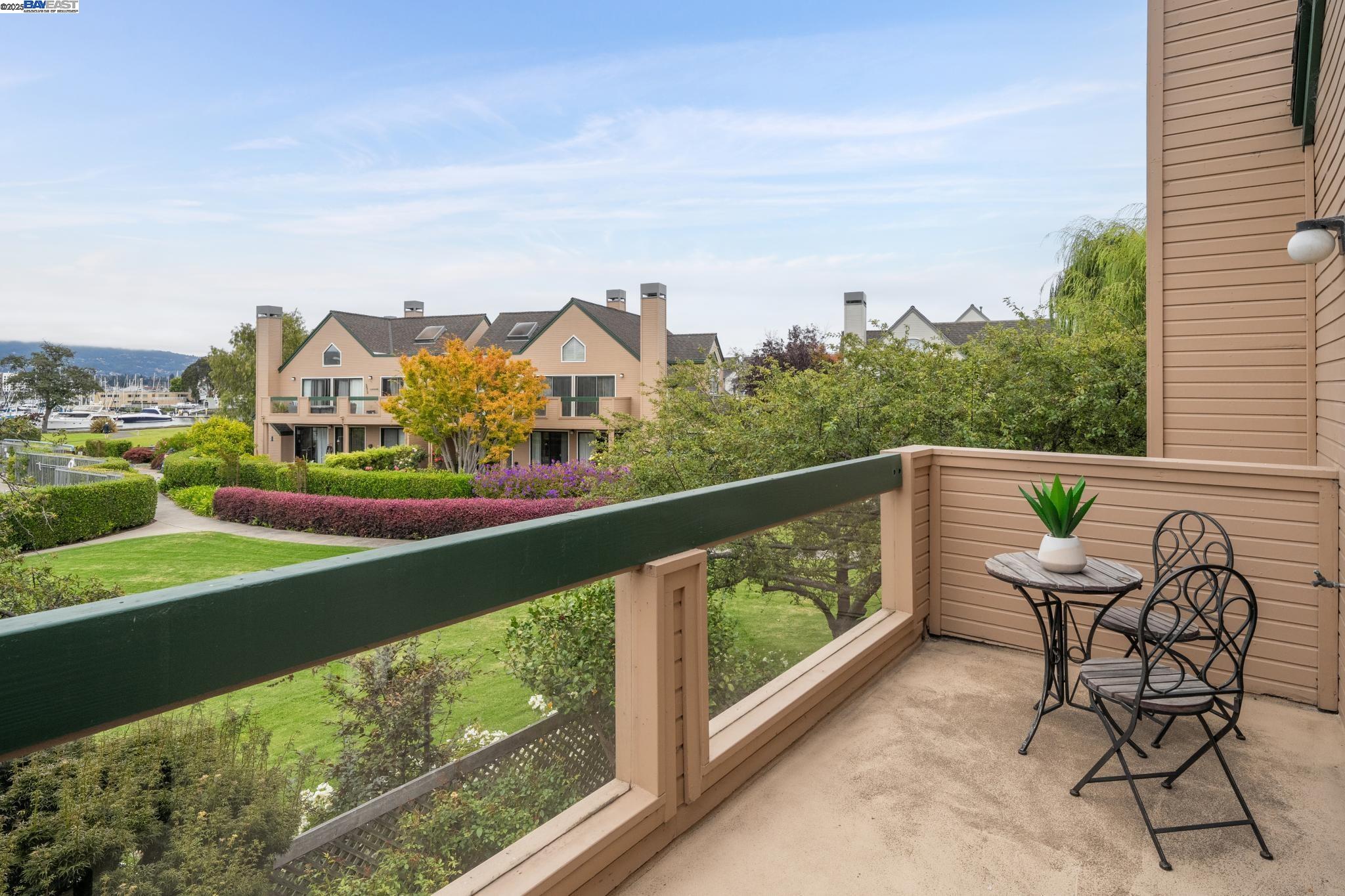 Alameda, California 94501, United States, 2 Bedrooms Bedrooms, ,2 BathroomsBathrooms,Residential,Active,194807