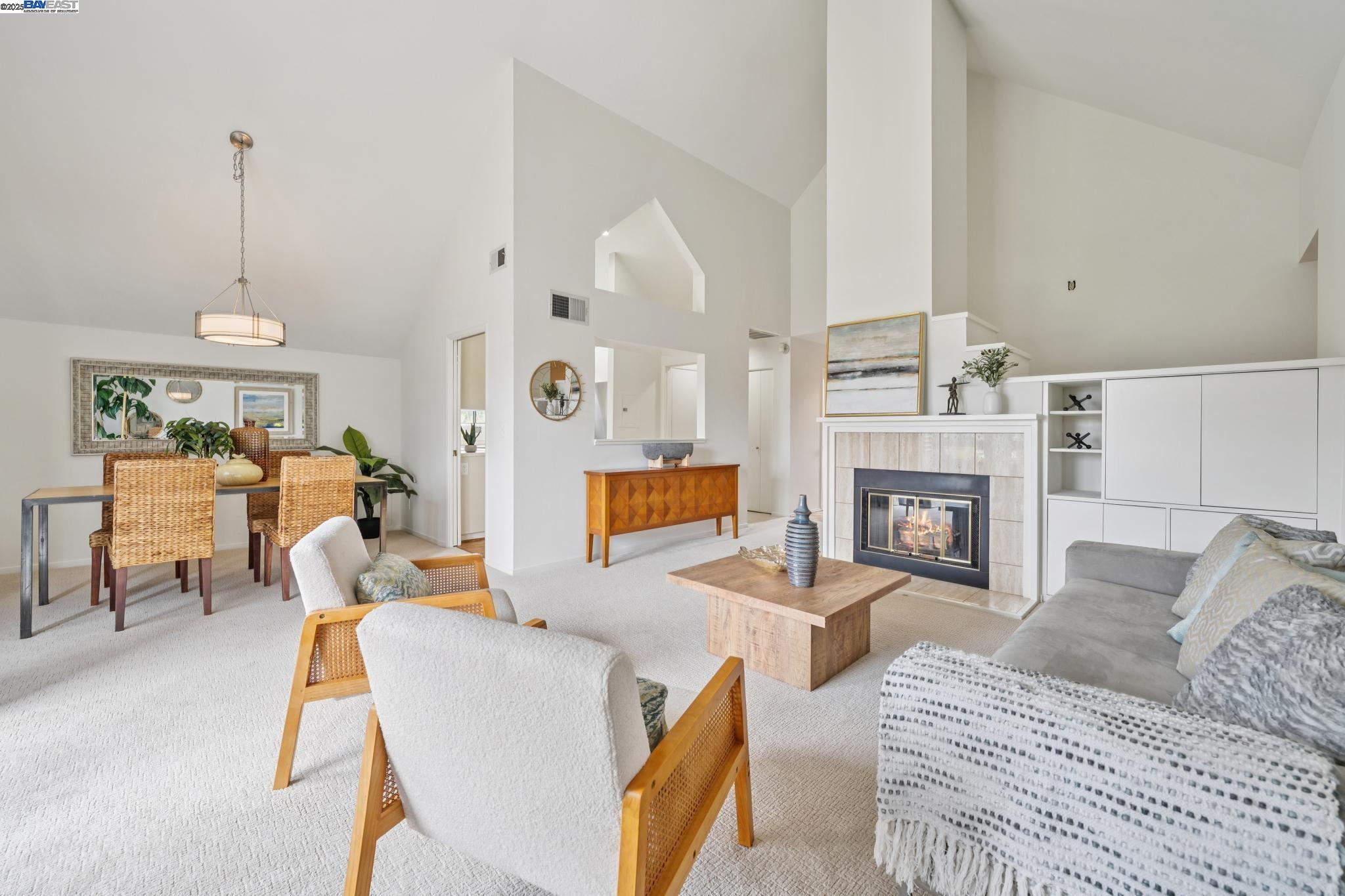 Alameda, California 94501, United States, 2 Bedrooms Bedrooms, ,2 BathroomsBathrooms,Residential,Active,194807