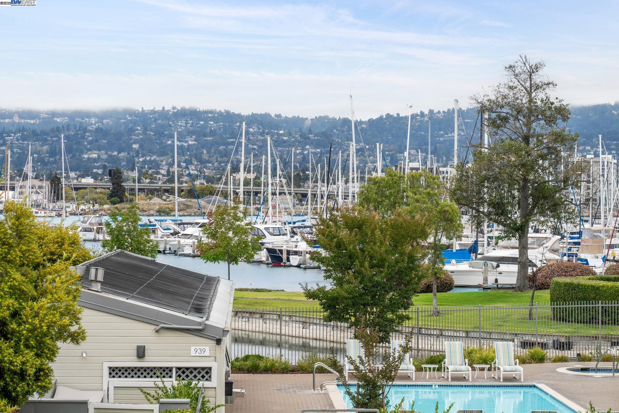 Alameda, California 94501, United States, 2 Bedrooms Bedrooms, ,2 BathroomsBathrooms,Residential,Active,194807