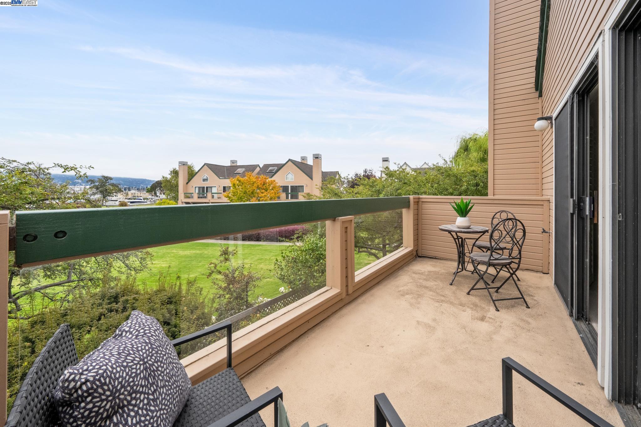 Alameda, California 94501, United States, 2 Bedrooms Bedrooms, ,2 BathroomsBathrooms,Residential,Active,194807