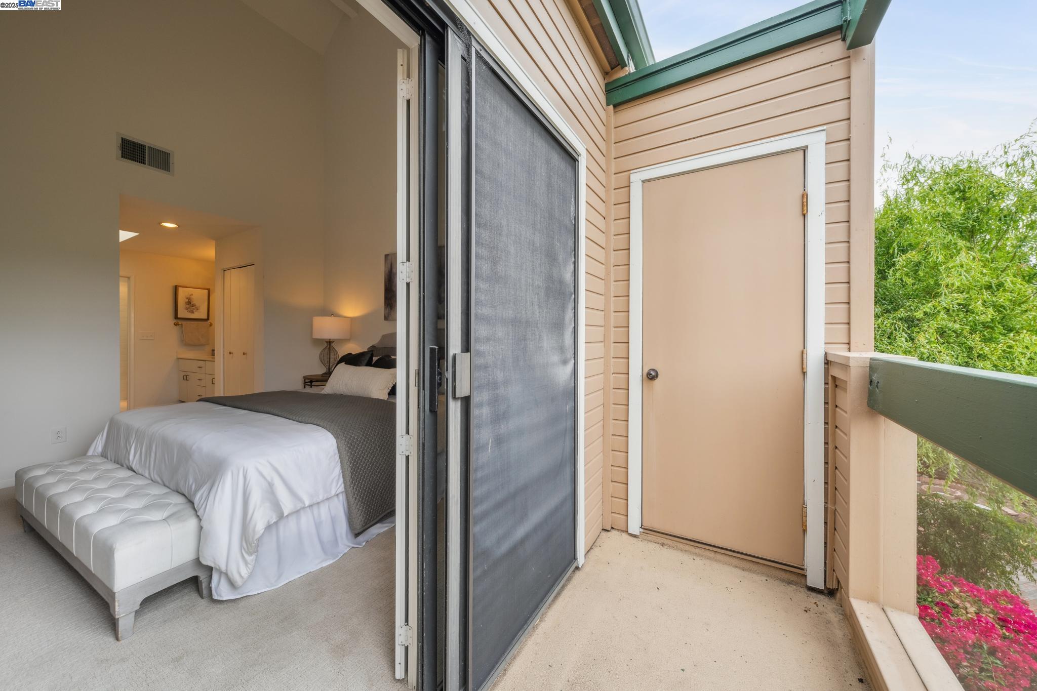 Alameda, California 94501, United States, 2 Bedrooms Bedrooms, ,2 BathroomsBathrooms,Residential,Active,194807