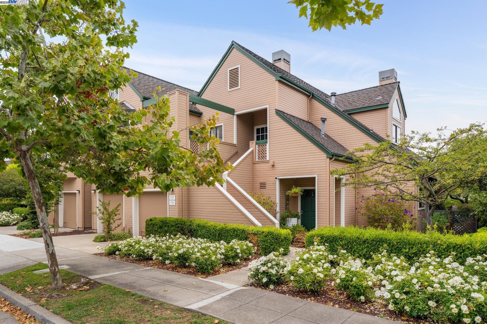 Alameda, California 94501, United States, 2 Bedrooms Bedrooms, ,2 BathroomsBathrooms,Residential,Active,194807