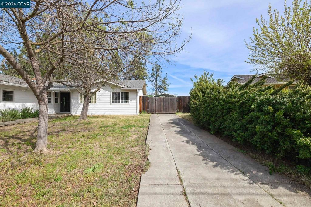 Photo of 3922 Bayview Circle, Concord, CA 94520 (MLS # 41127179)