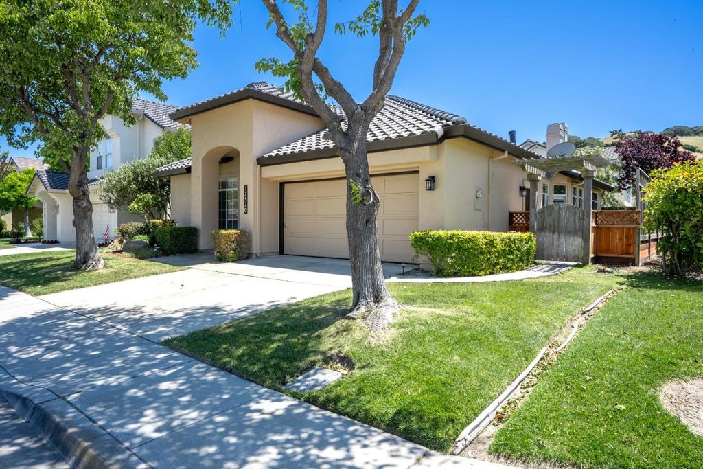 Photo of 17570 Winding Creek Road, Salinas, CA 93908 (MLS # ML82048014)