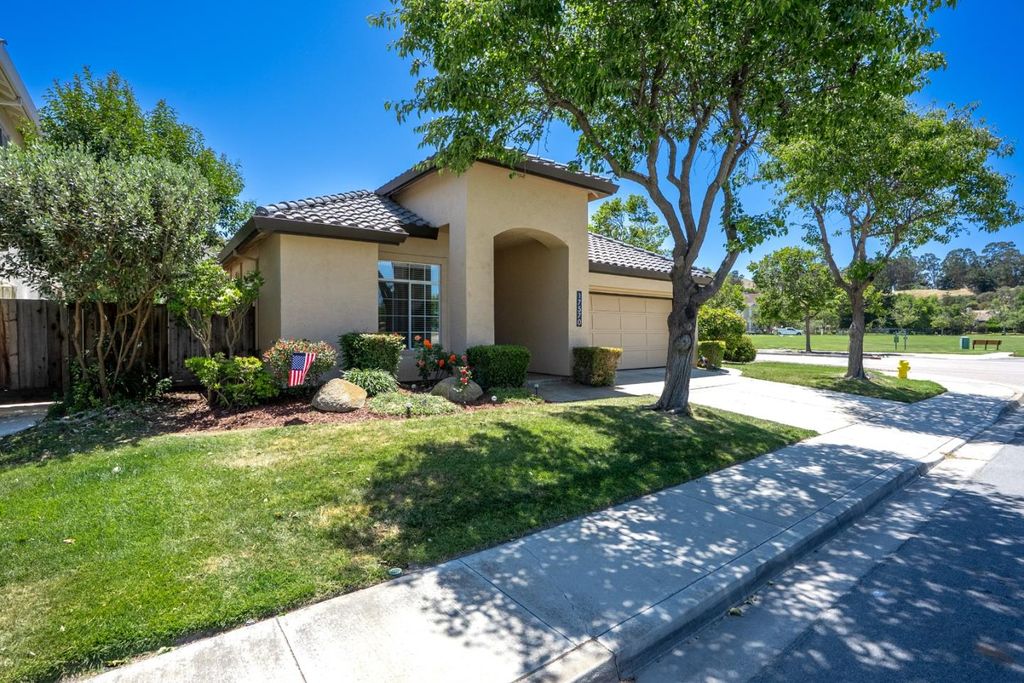 Photo of 17570 Winding Creek Road, Salinas, CA 93908 (MLS # ML82048014)