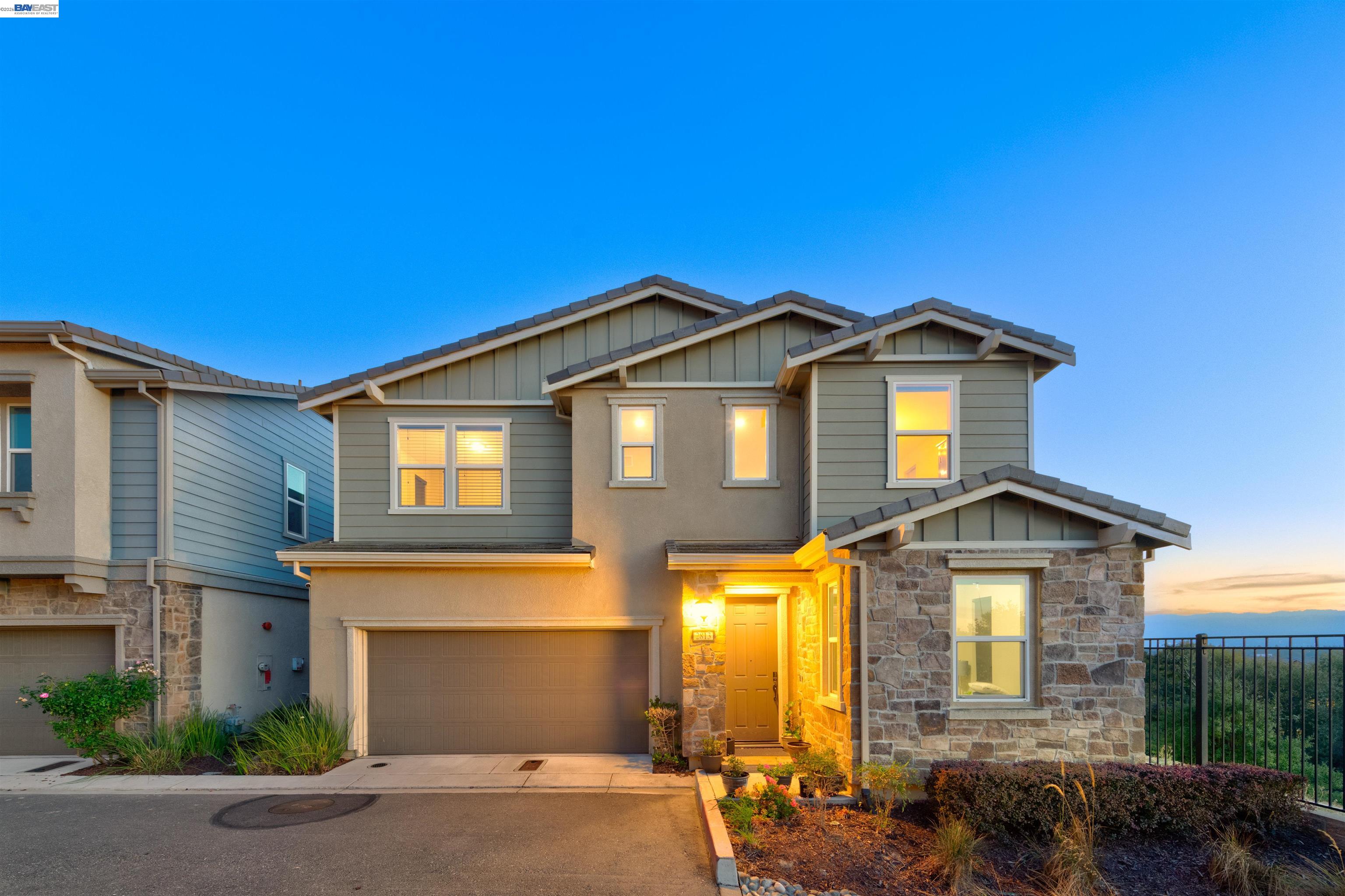 2813 Randall Loop