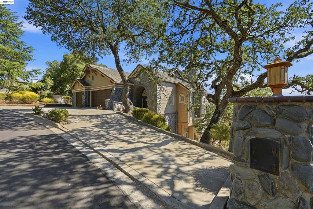 Photo of 506 Oakshire Place, Alamo, CA 94507 (MLS # 41145764)