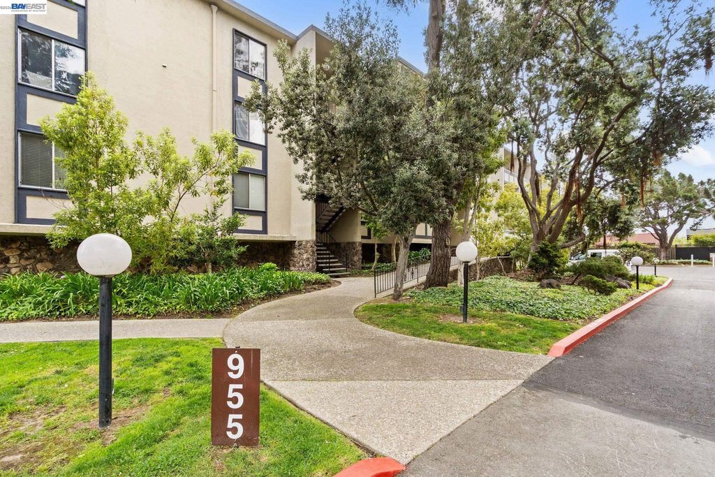 Photo of 955 Shorepoint Ct #100, Alameda, CA 94501 (MLS # 41128842)