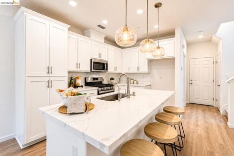 Photo of 38 Fern Ln, Pittsburg, CA 94565 (MLS # 41131494)