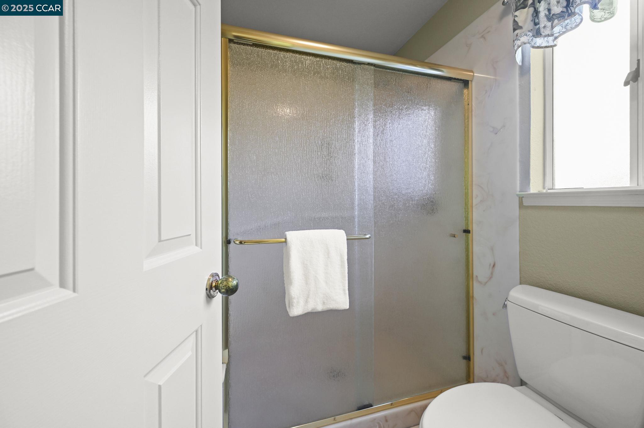 Castro Valley, California 94552, United States, 3 Bedrooms Bedrooms, ,2 BathroomsBathrooms,Residential,Active,186000