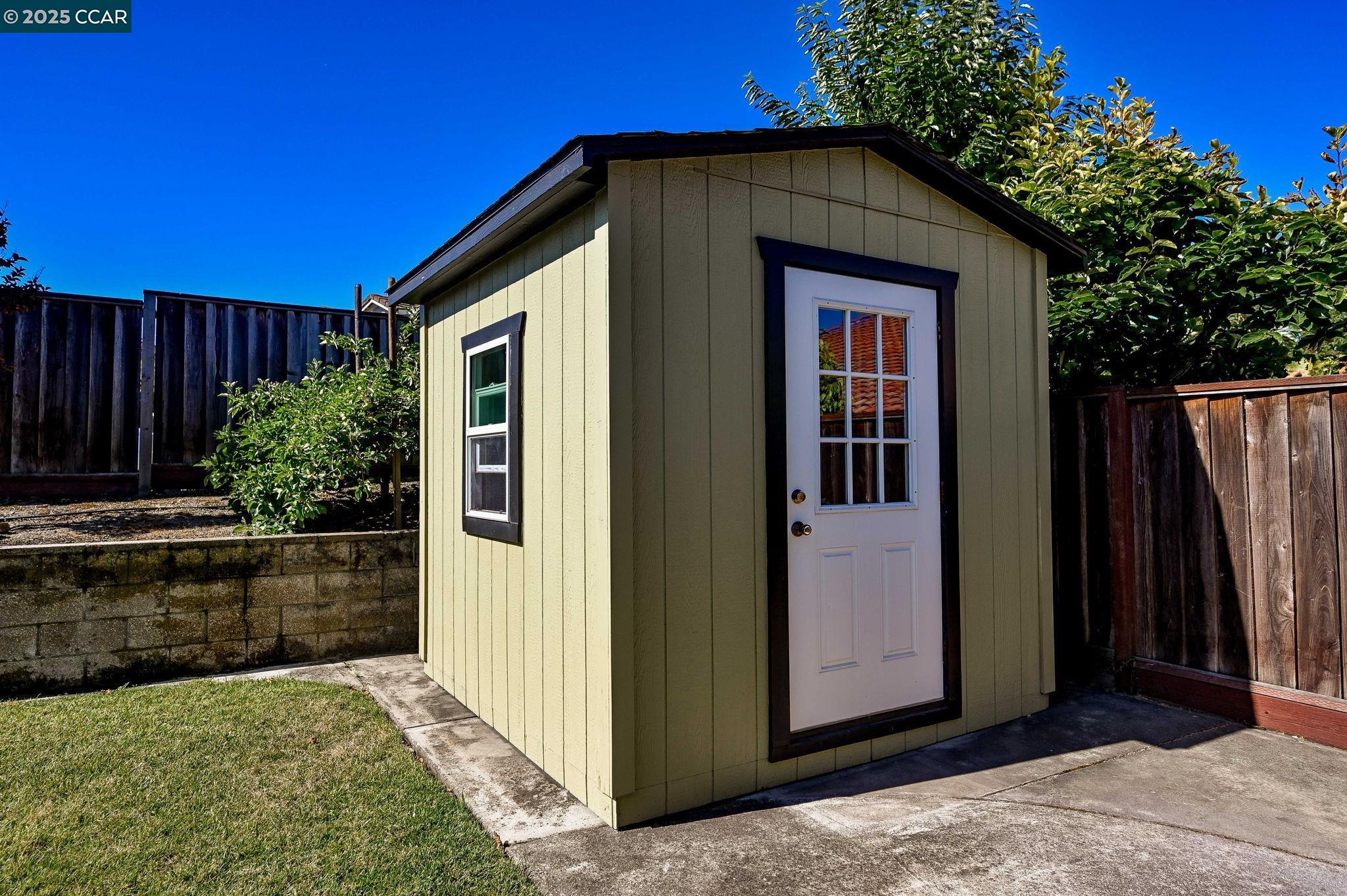 Castro Valley, California 94552, United States, 3 Bedrooms Bedrooms, ,2 BathroomsBathrooms,Residential,Active,186000