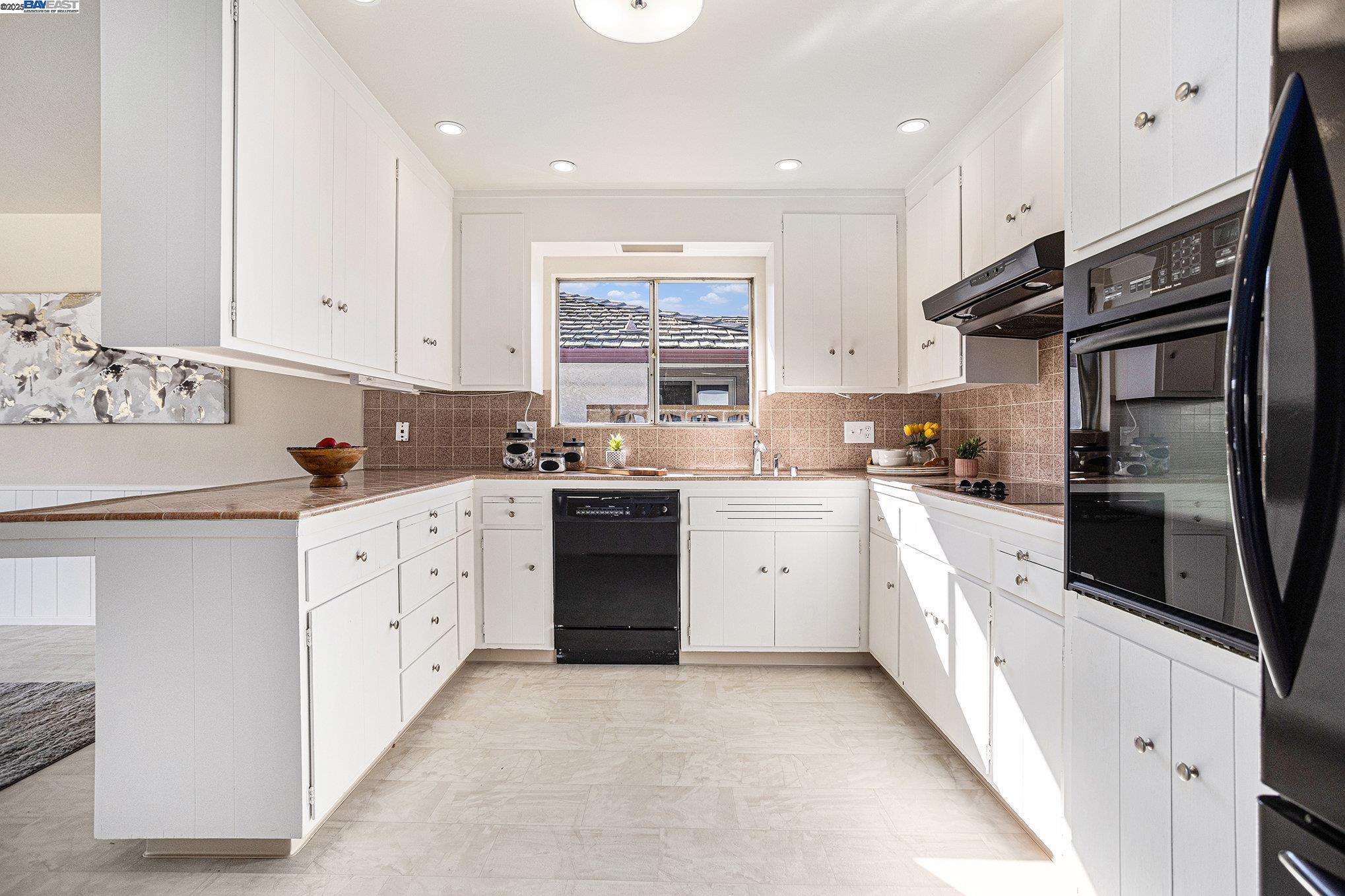 Alameda, California 94501, United States, 3 Bedrooms Bedrooms, ,2 BathroomsBathrooms,Residential,Active,14544