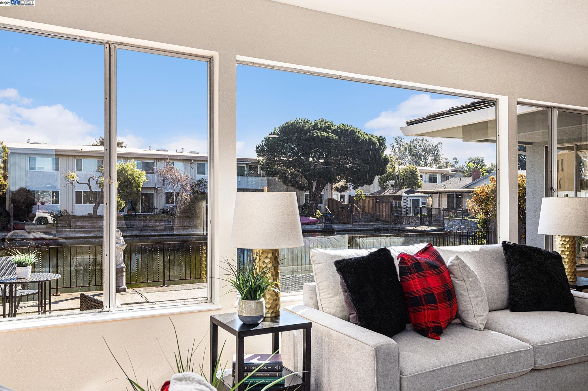 Alameda, California 94501, United States, 3 Bedrooms Bedrooms, ,2 BathroomsBathrooms,Residential,Active,14544