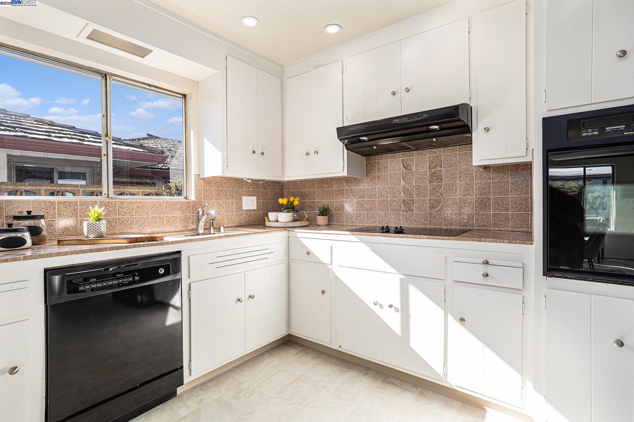 Alameda, California 94501, United States, 3 Bedrooms Bedrooms, ,2 BathroomsBathrooms,Residential,Active,14544