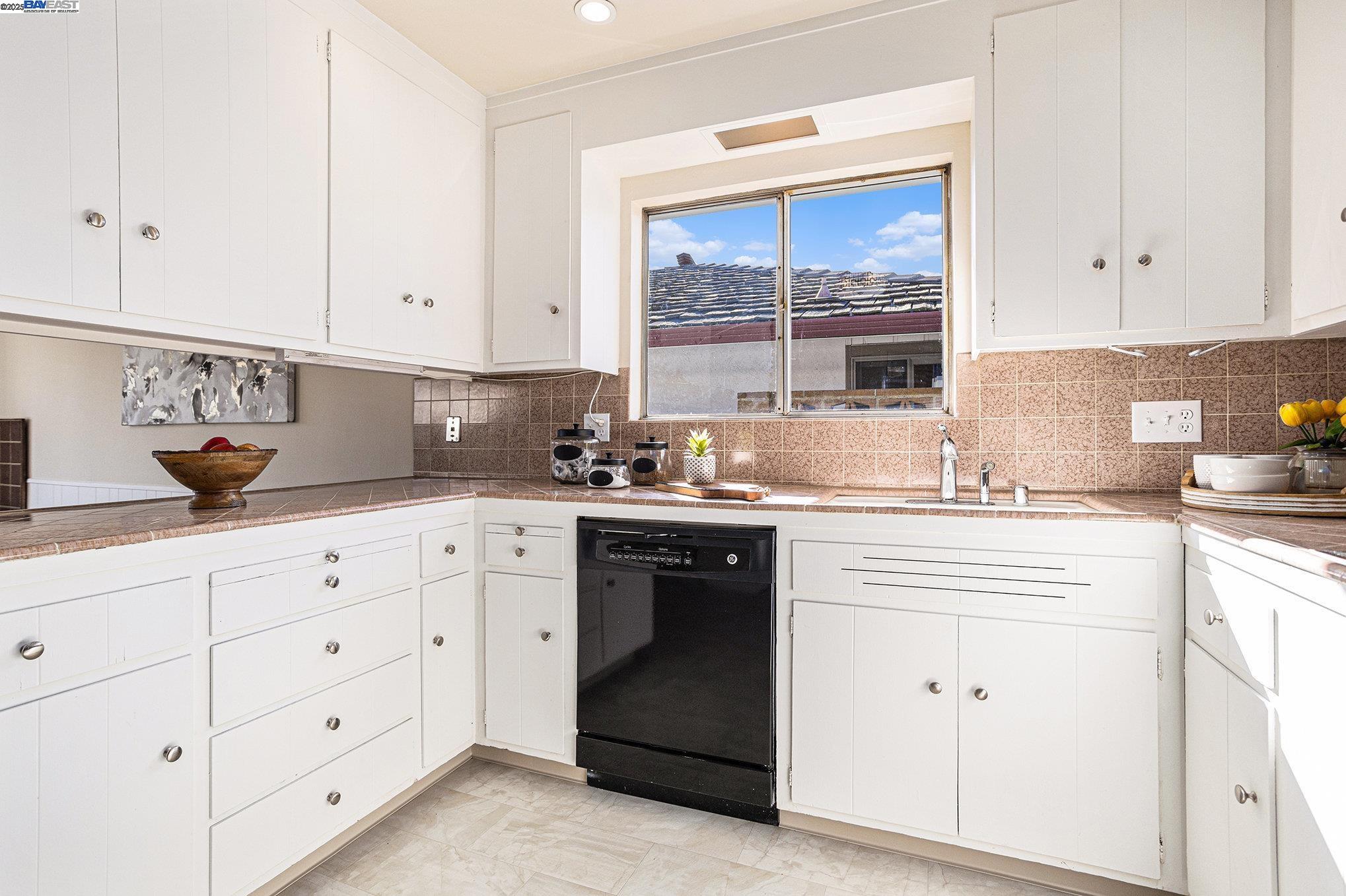 Alameda, California 94501, United States, 3 Bedrooms Bedrooms, ,2 BathroomsBathrooms,Residential,Active,14544