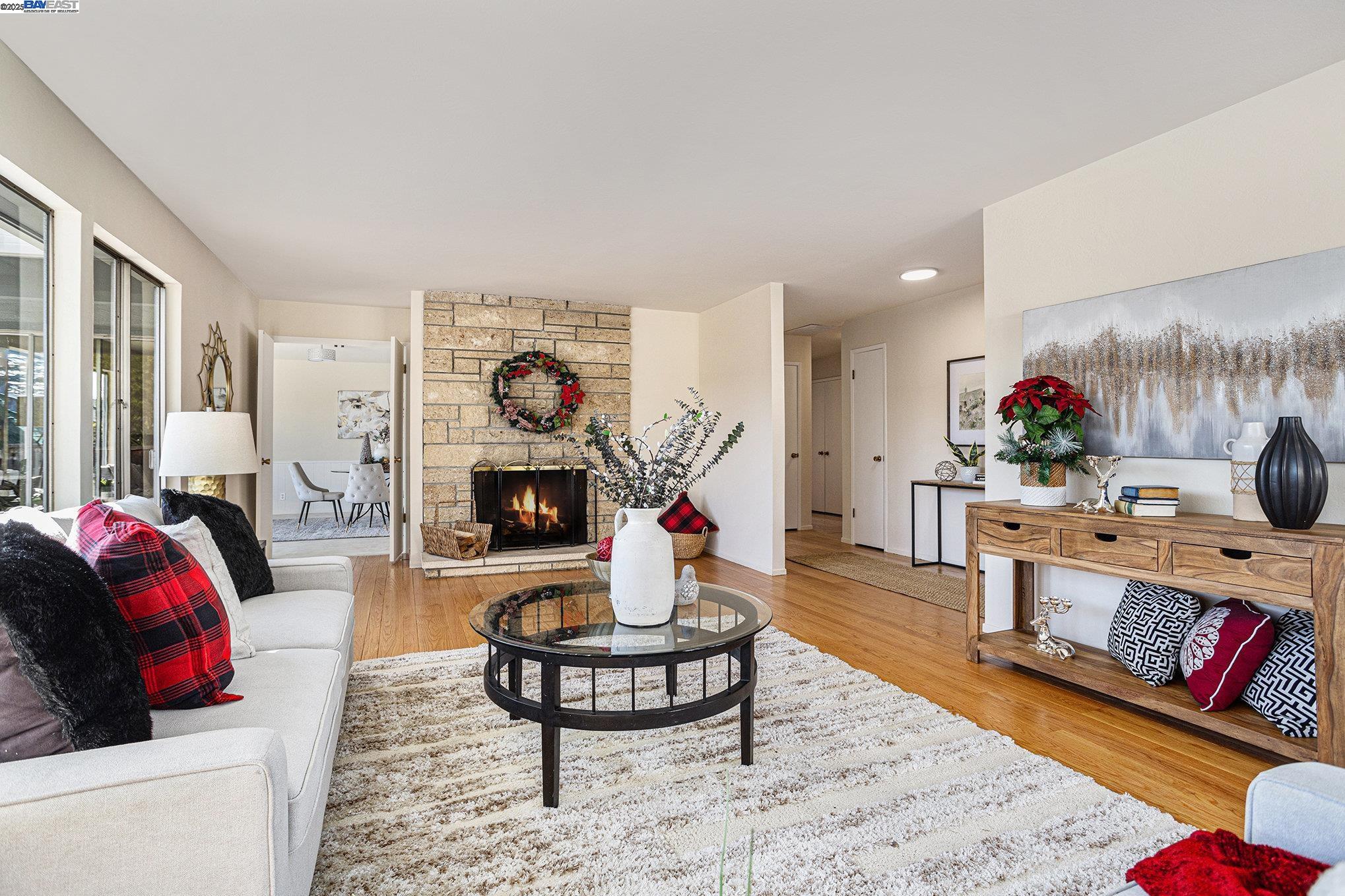 Alameda, California 94501, United States, 3 Bedrooms Bedrooms, ,2 BathroomsBathrooms,Residential,Active,14544