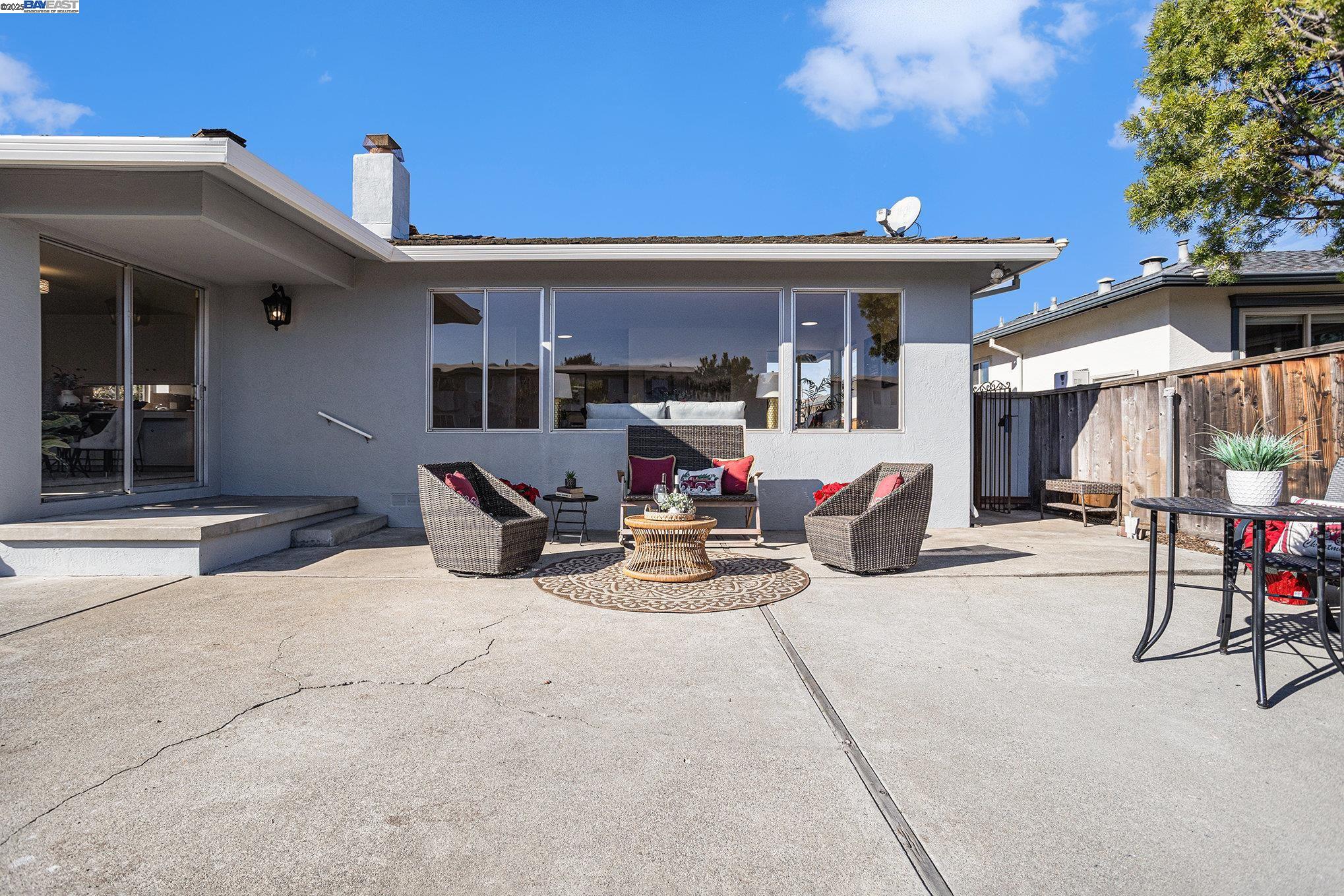 Alameda, California 94501, United States, 3 Bedrooms Bedrooms, ,2 BathroomsBathrooms,Residential,Active,14544