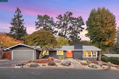 Photo of 34 Ashbrook Pl, Moraga, CA 94556 (MLS # 41118812)