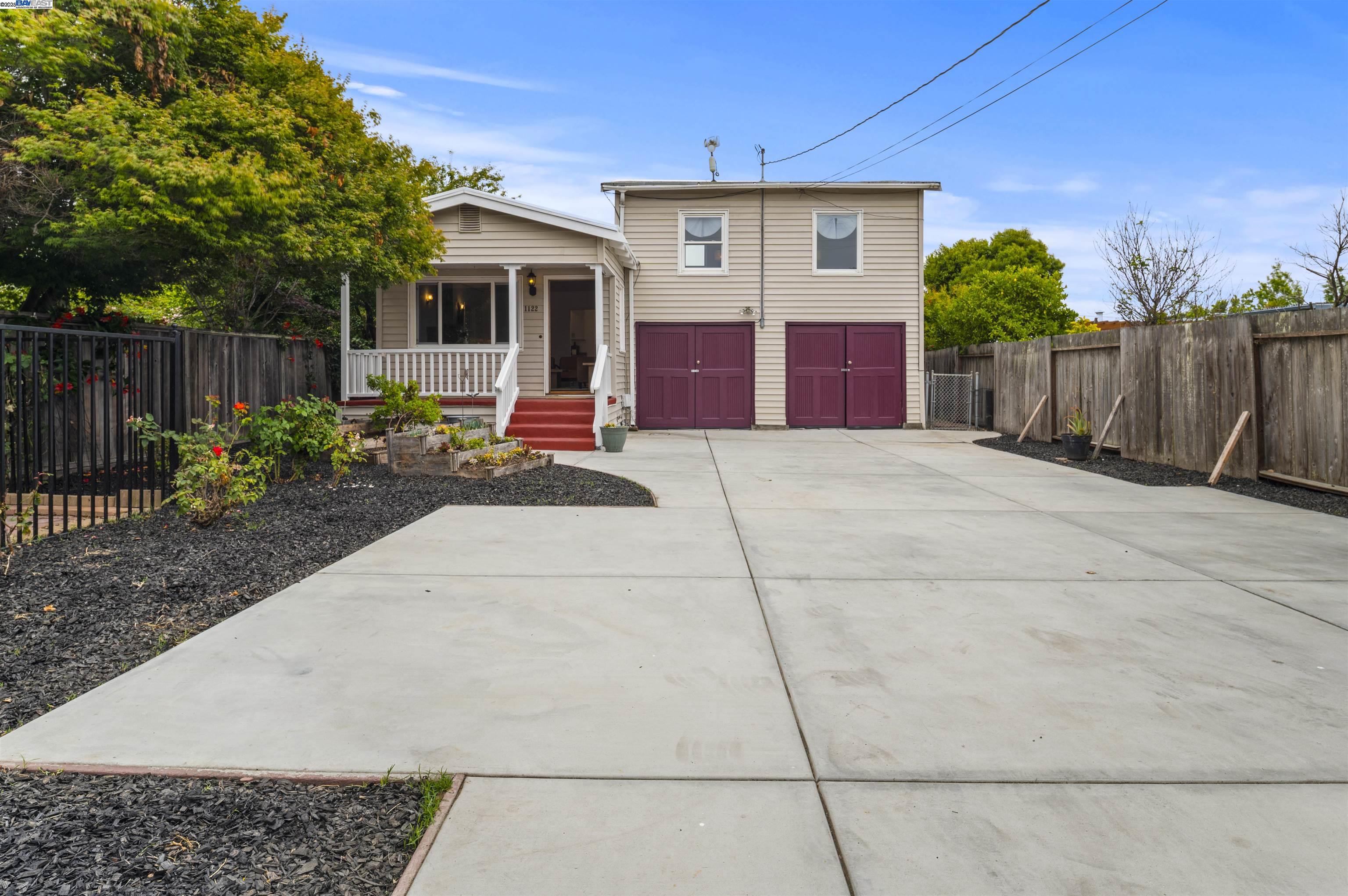 Alameda, California 94501, United States, 4 Bedrooms Bedrooms, ,3 BathroomsBathrooms,Residential,Active,151780