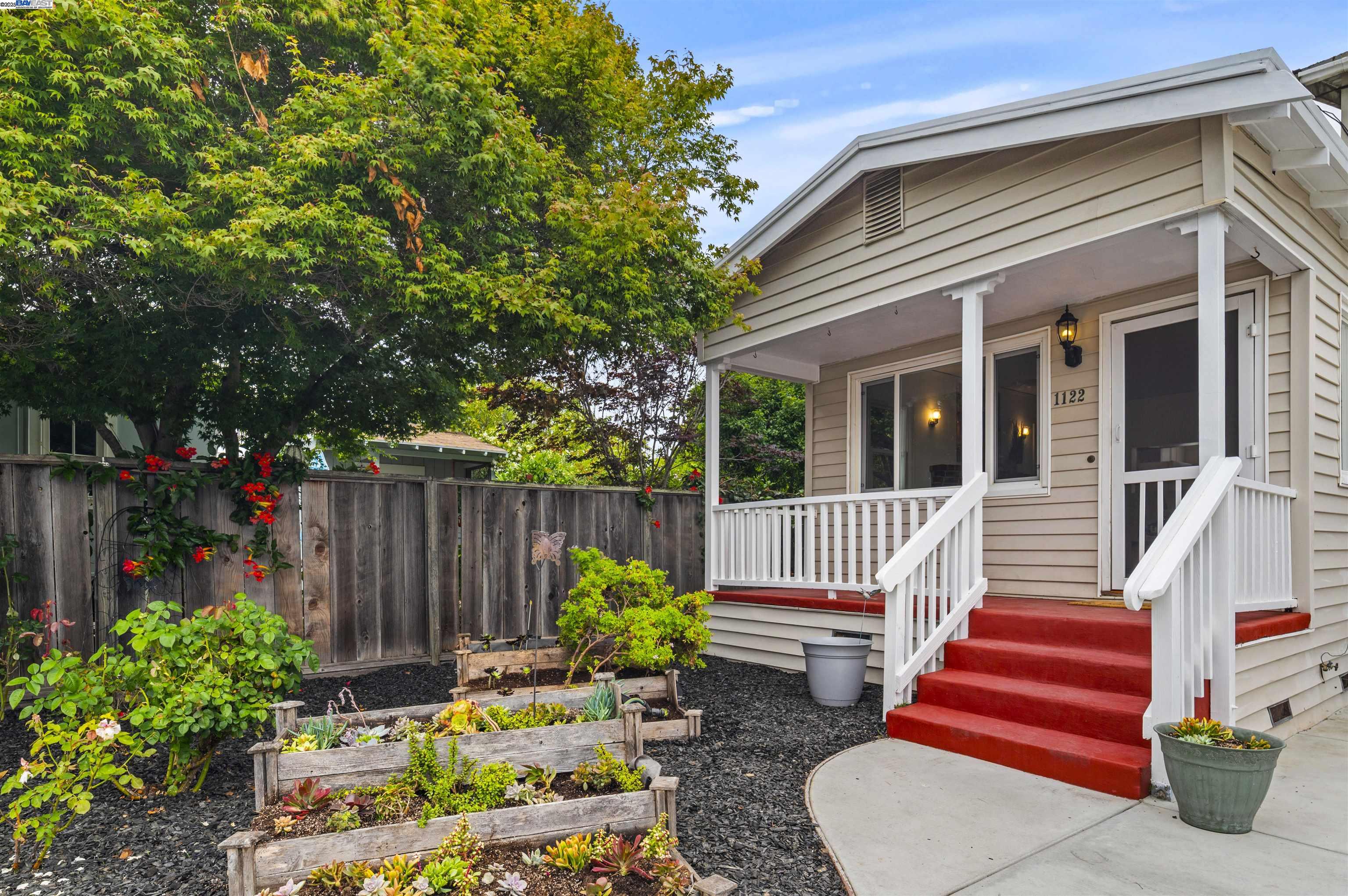 Alameda, California 94501, United States, 4 Bedrooms Bedrooms, ,3 BathroomsBathrooms,Residential,Active,151780