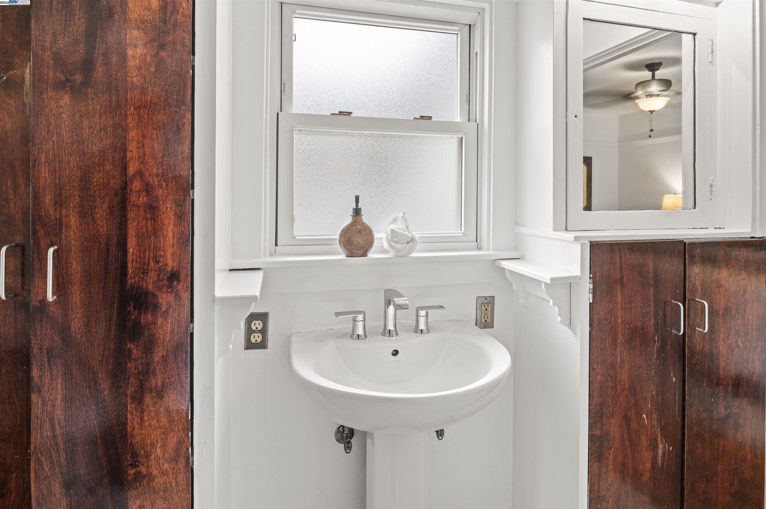 Alameda, California 94501, United States, 4 Bedrooms Bedrooms, ,3 BathroomsBathrooms,Residential,Active,151780