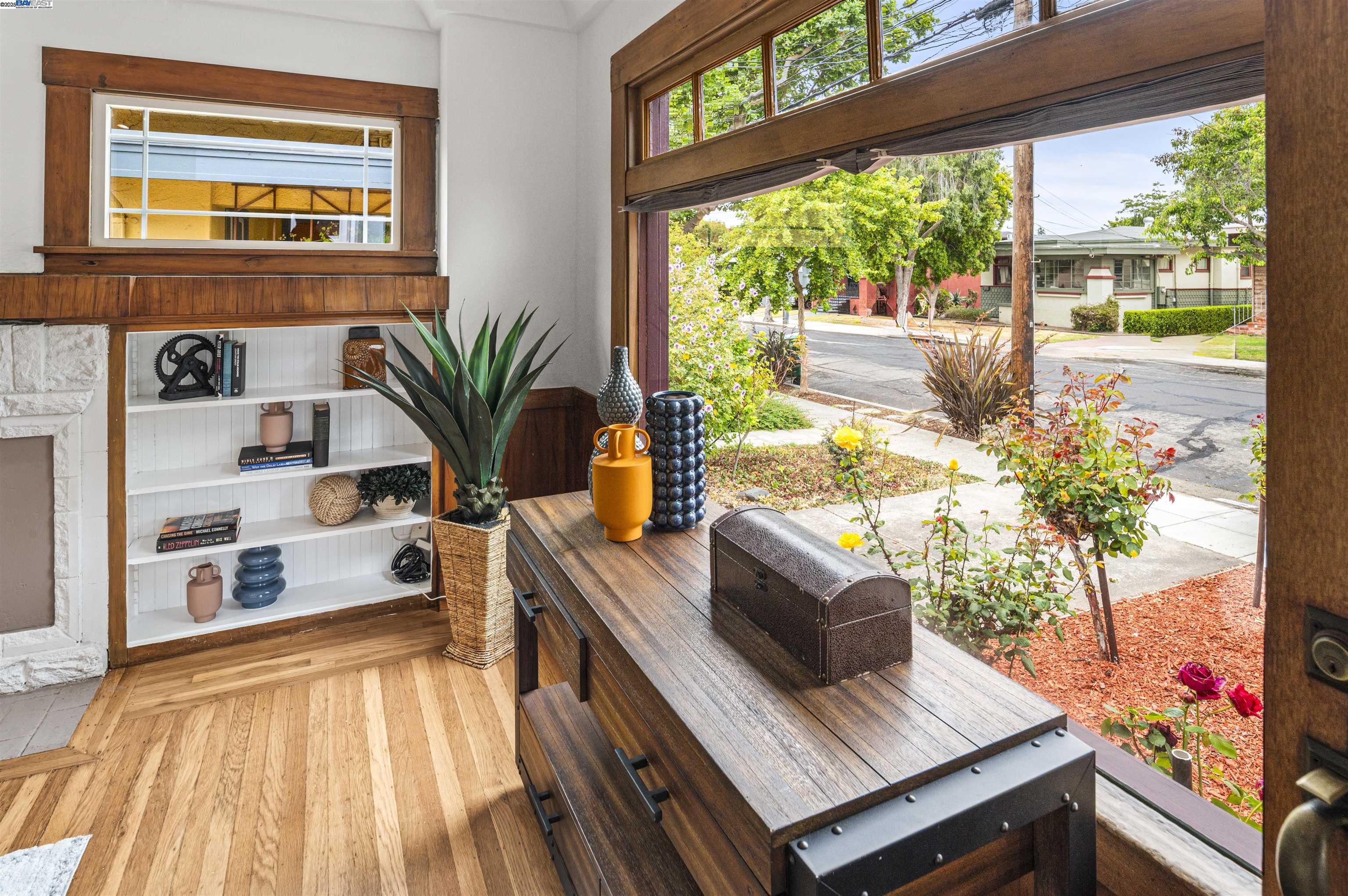 Alameda, California 94501, United States, 4 Bedrooms Bedrooms, ,3 BathroomsBathrooms,Residential,Active,151780