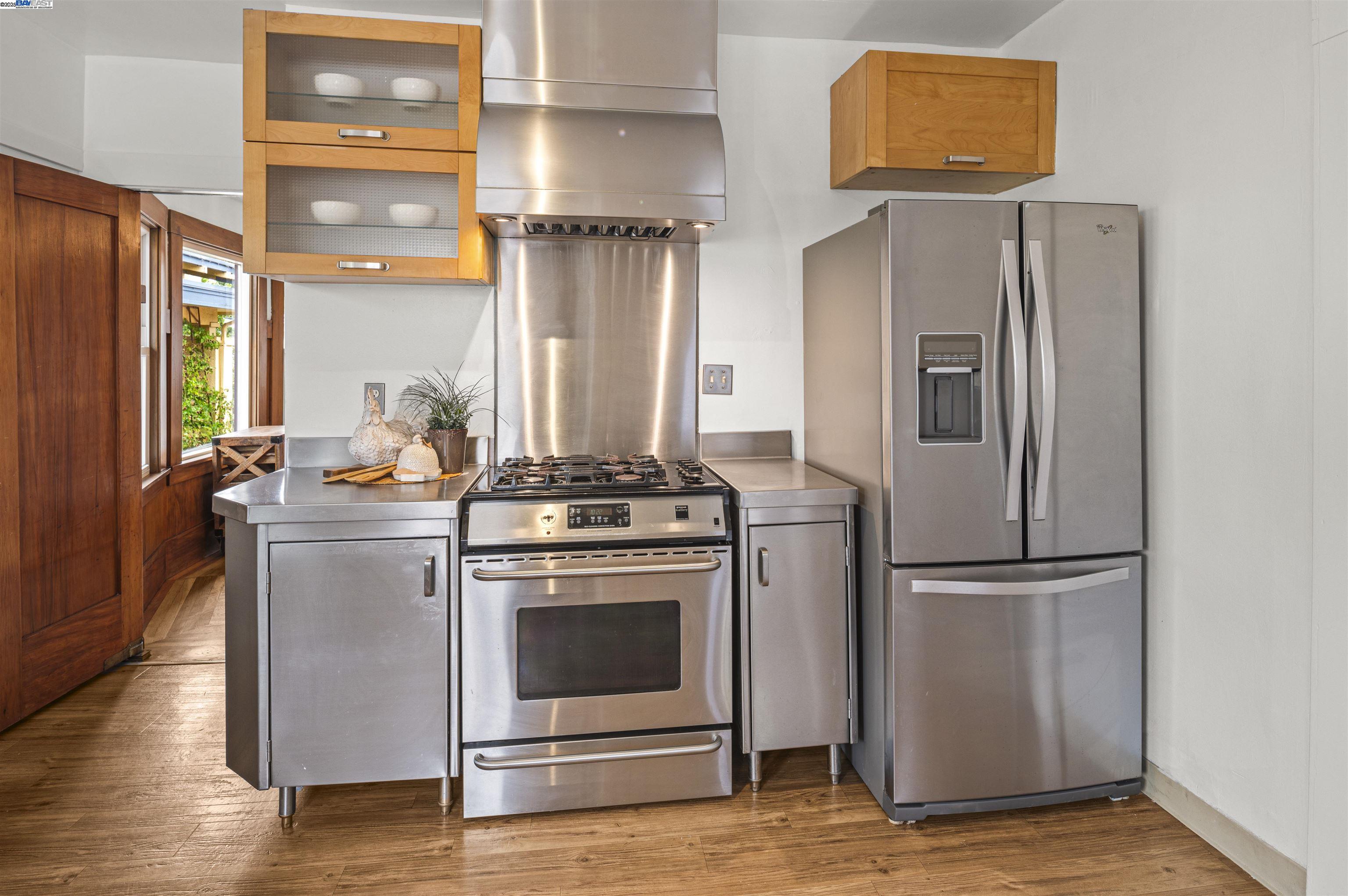 Alameda, California 94501, United States, 4 Bedrooms Bedrooms, ,3 BathroomsBathrooms,Residential,Active,151780