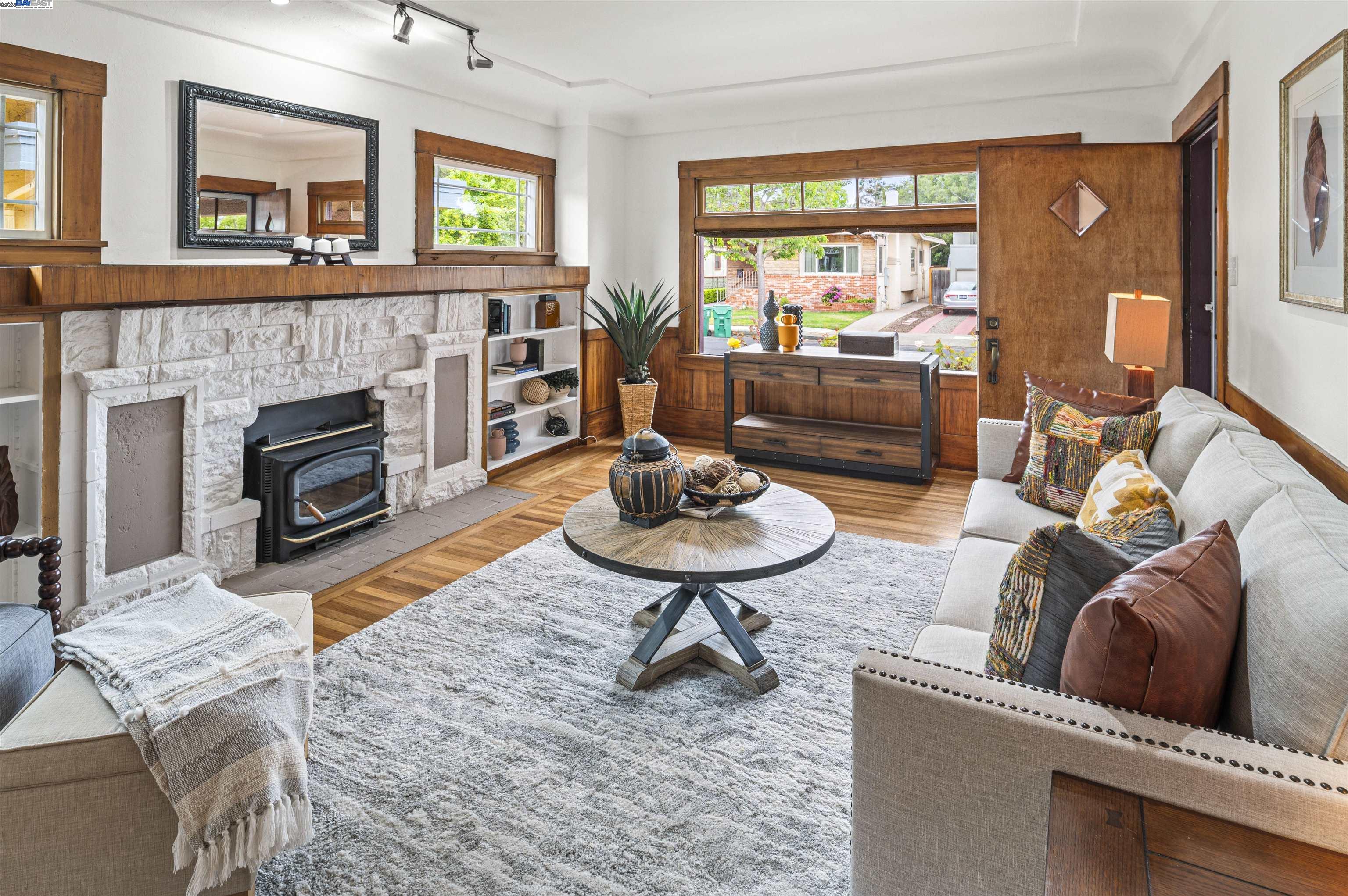 Alameda, California 94501, United States, 4 Bedrooms Bedrooms, ,3 BathroomsBathrooms,Residential,Active,151780