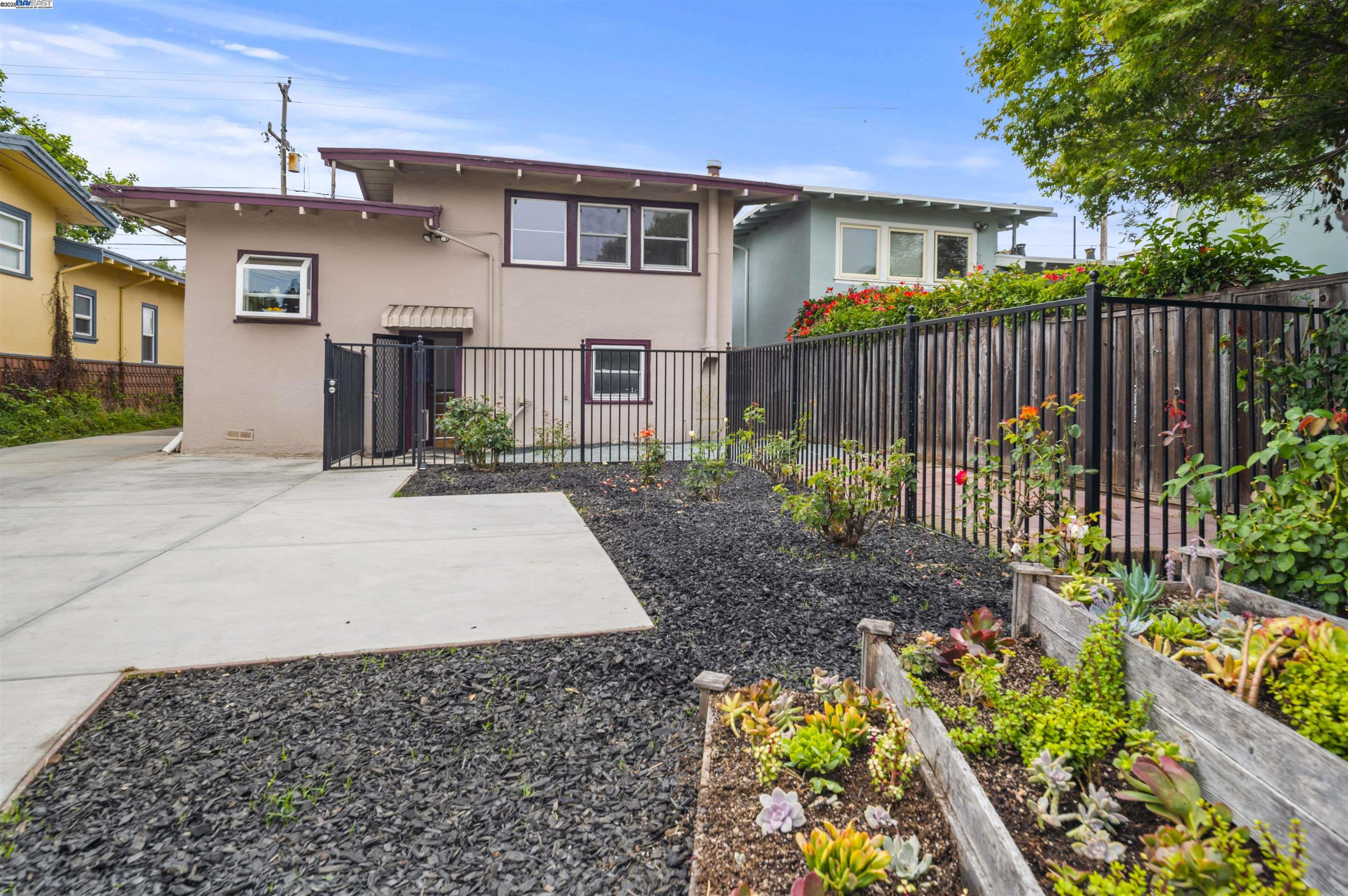 Alameda, California 94501, United States, 4 Bedrooms Bedrooms, ,3 BathroomsBathrooms,Residential,Active,151780