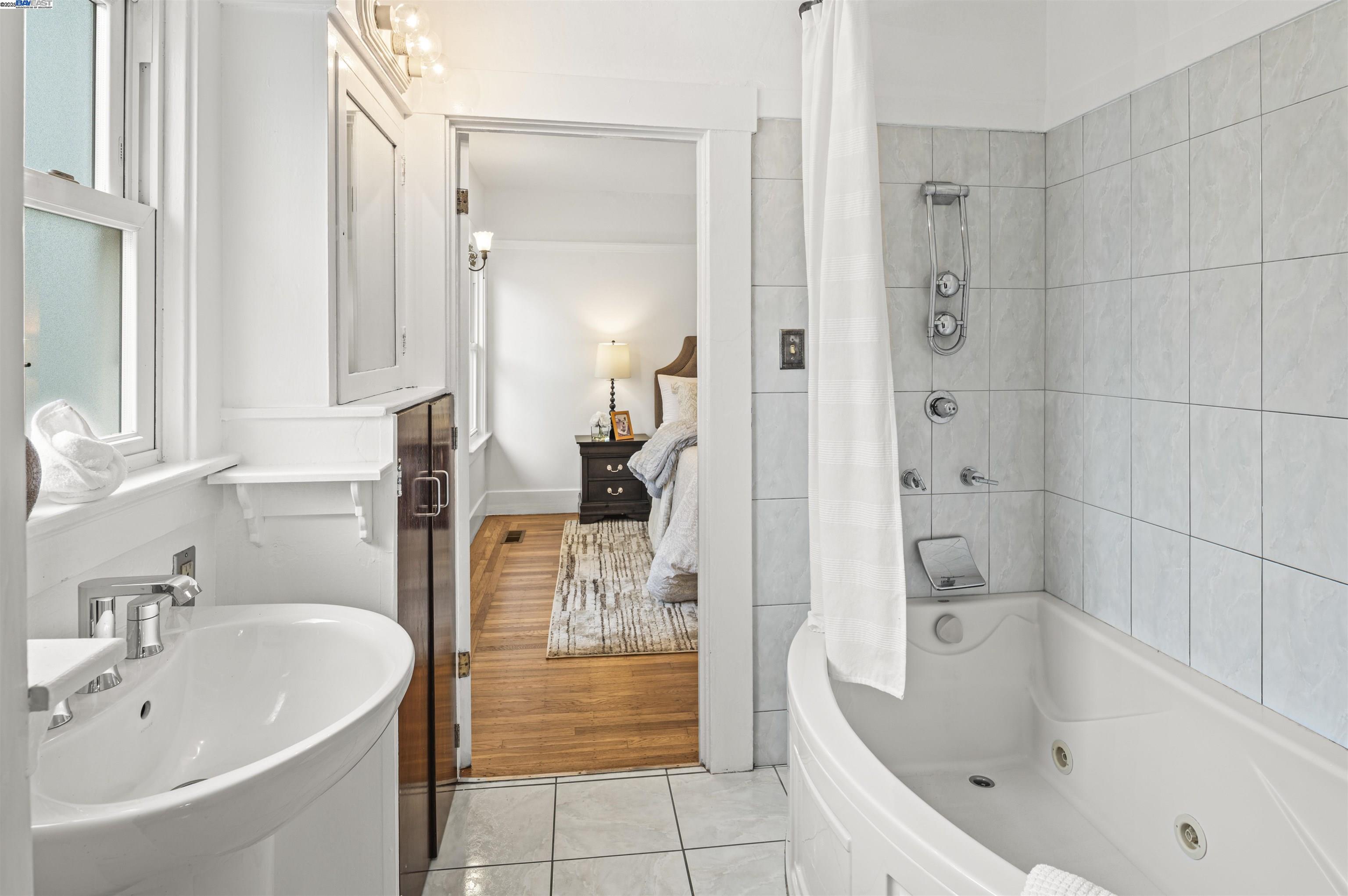 Alameda, California 94501, United States, 4 Bedrooms Bedrooms, ,3 BathroomsBathrooms,Residential,Active,151780