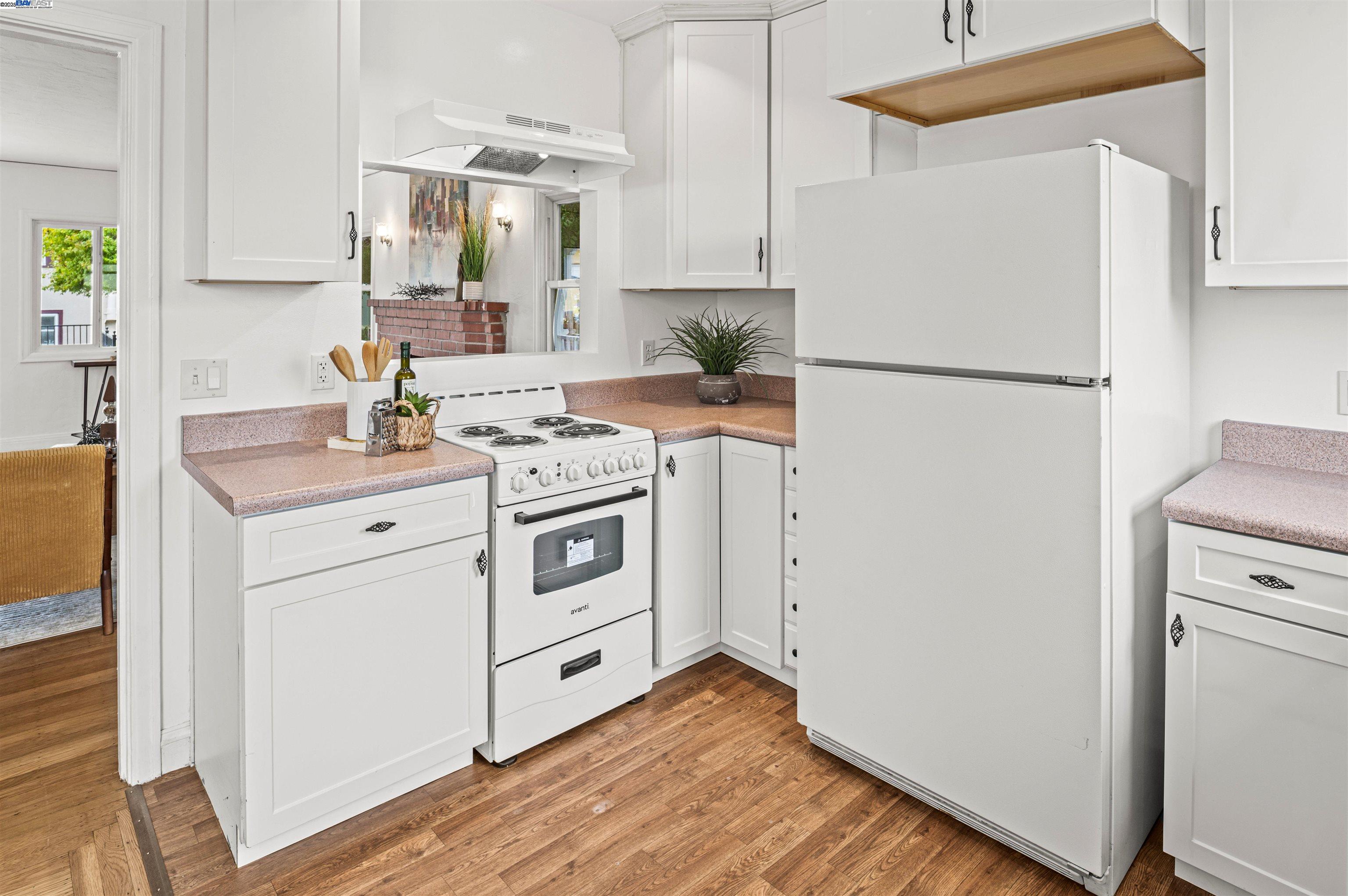 Alameda, California 94501, United States, 4 Bedrooms Bedrooms, ,3 BathroomsBathrooms,Residential,Active,151780