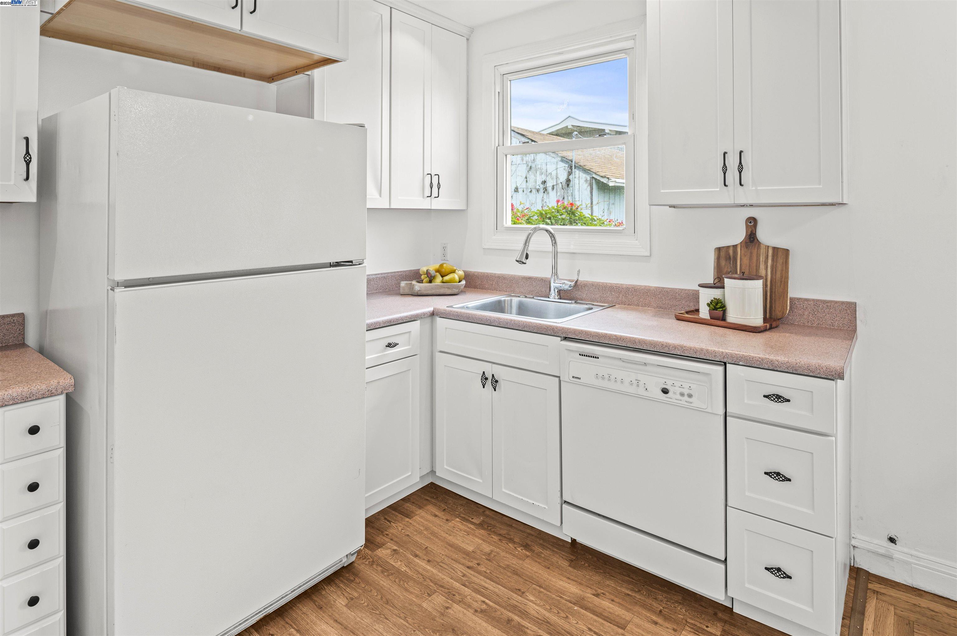 Alameda, California 94501, United States, 4 Bedrooms Bedrooms, ,3 BathroomsBathrooms,Residential,Active,151780