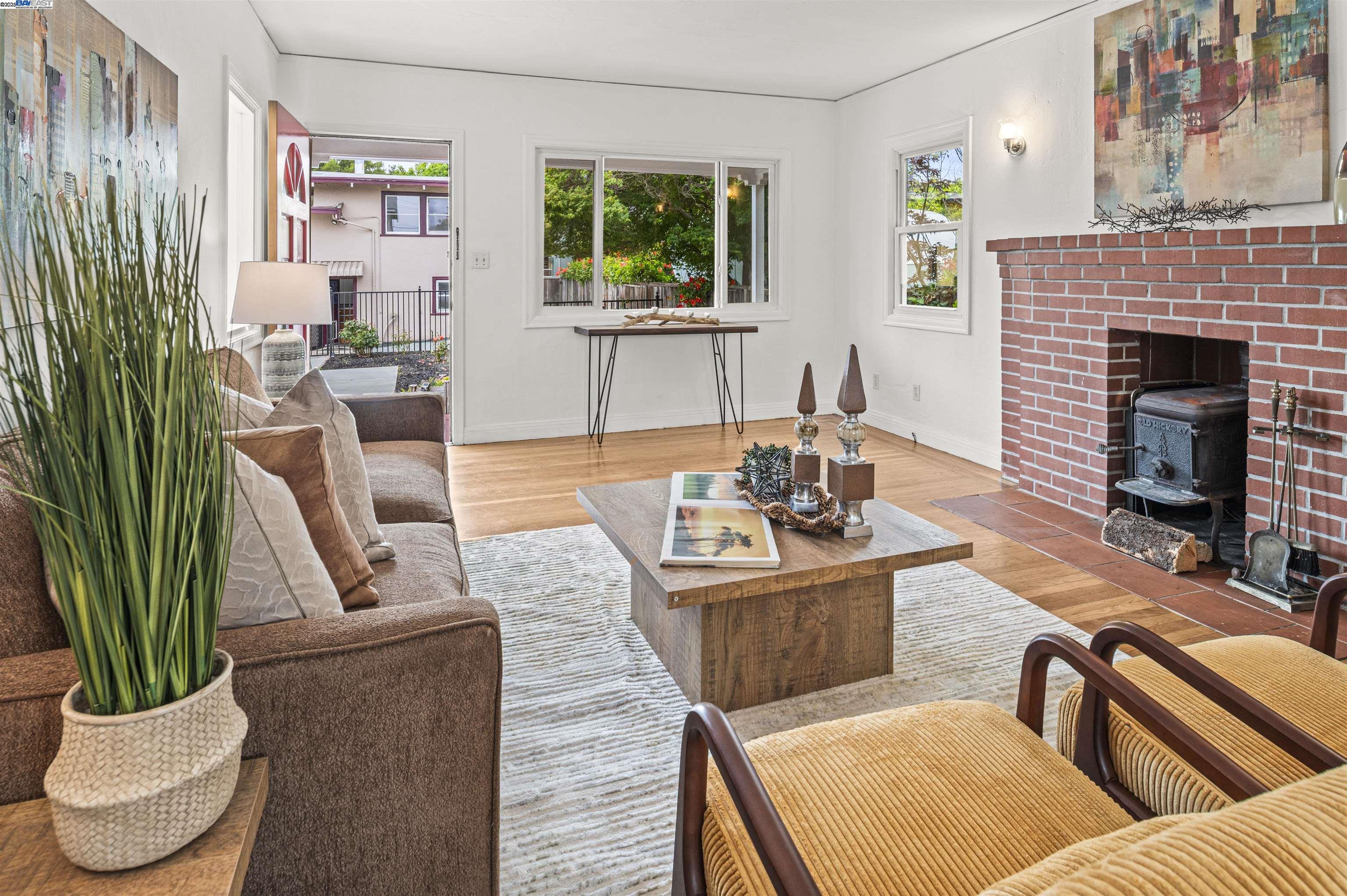 Alameda, California 94501, United States, 4 Bedrooms Bedrooms, ,3 BathroomsBathrooms,Residential,Active,151780