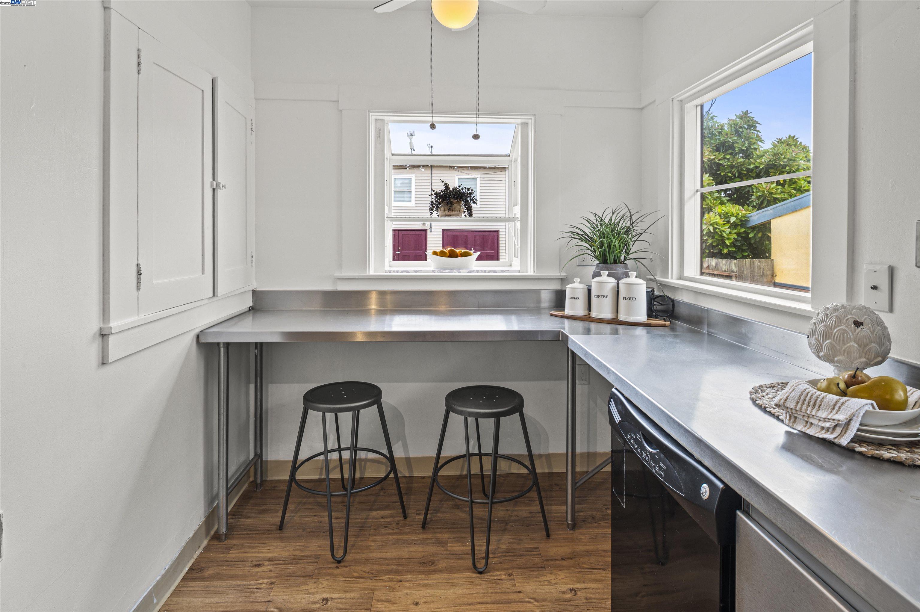 Alameda, California 94501, United States, 4 Bedrooms Bedrooms, ,3 BathroomsBathrooms,Residential,Active,151780