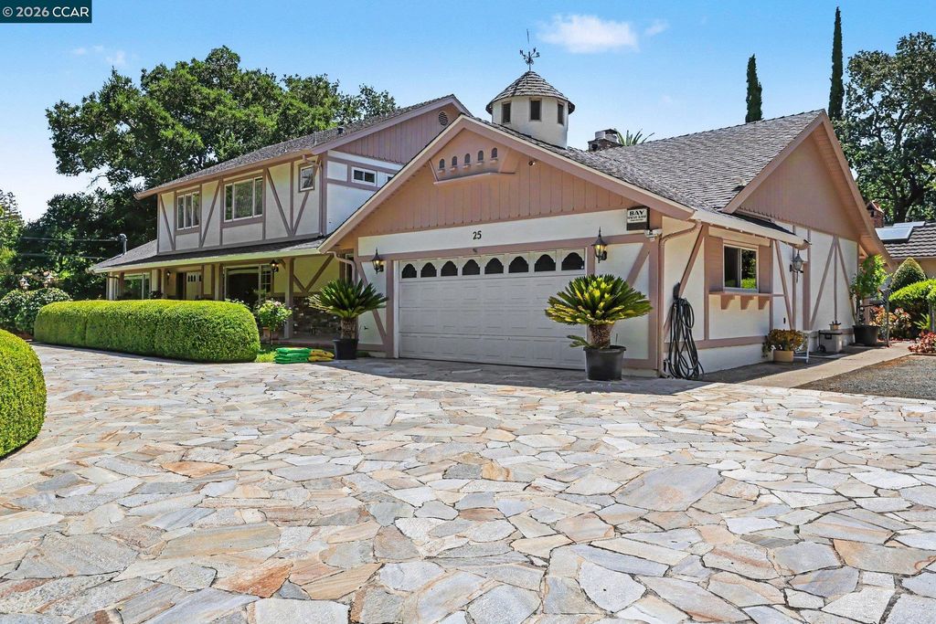 Photo of 25 Amberwood Ln, Walnut Creek, CA 94598 (MLS # 41135571)