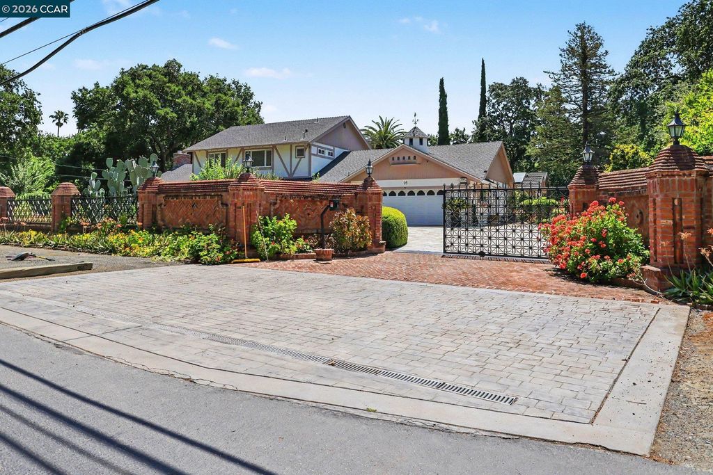 Photo of 25 Amberwood Ln, Walnut Creek, CA 94598 (MLS # 41135571)