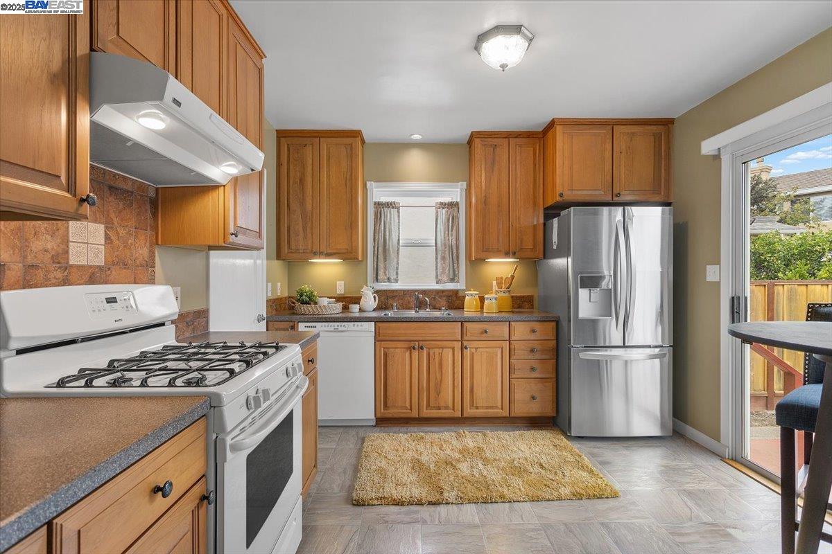 San Leandro, California 94577, United States, 2 Bedrooms Bedrooms, ,1 BathroomBathrooms,Residential,Pending,224704