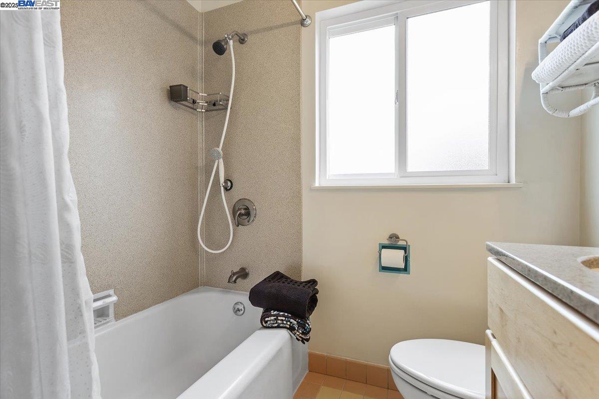 San Leandro, California 94577, United States, 2 Bedrooms Bedrooms, ,1 BathroomBathrooms,Residential,Pending,224704