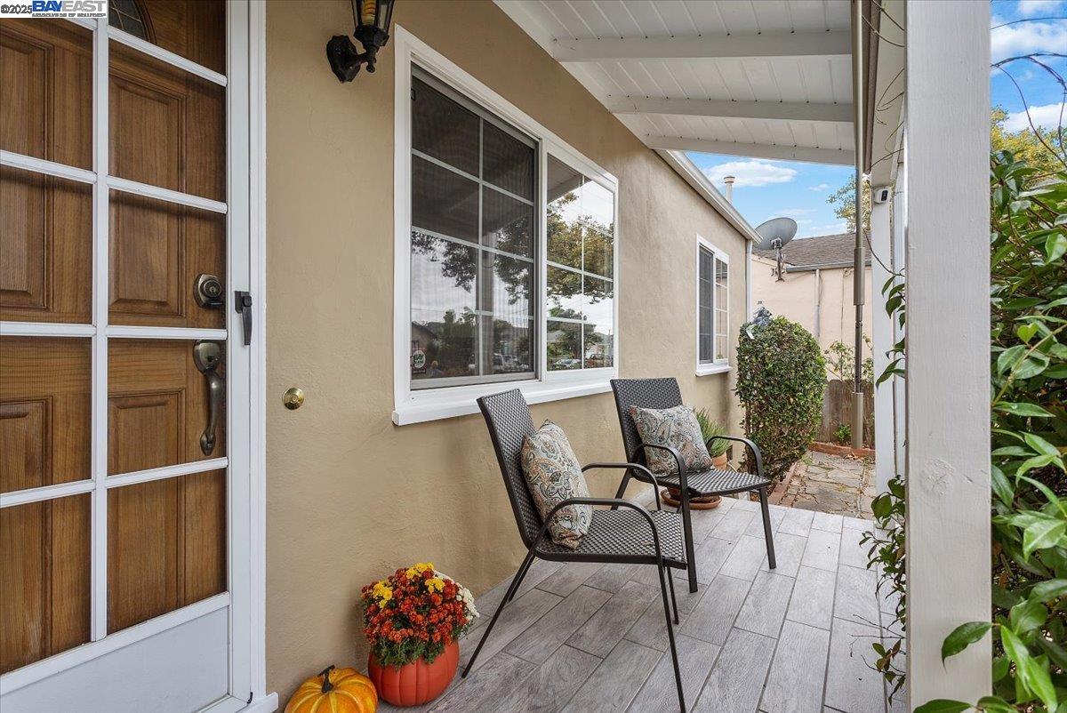 San Leandro, California 94577, United States, 2 Bedrooms Bedrooms, ,1 BathroomBathrooms,Residential,Pending,224704