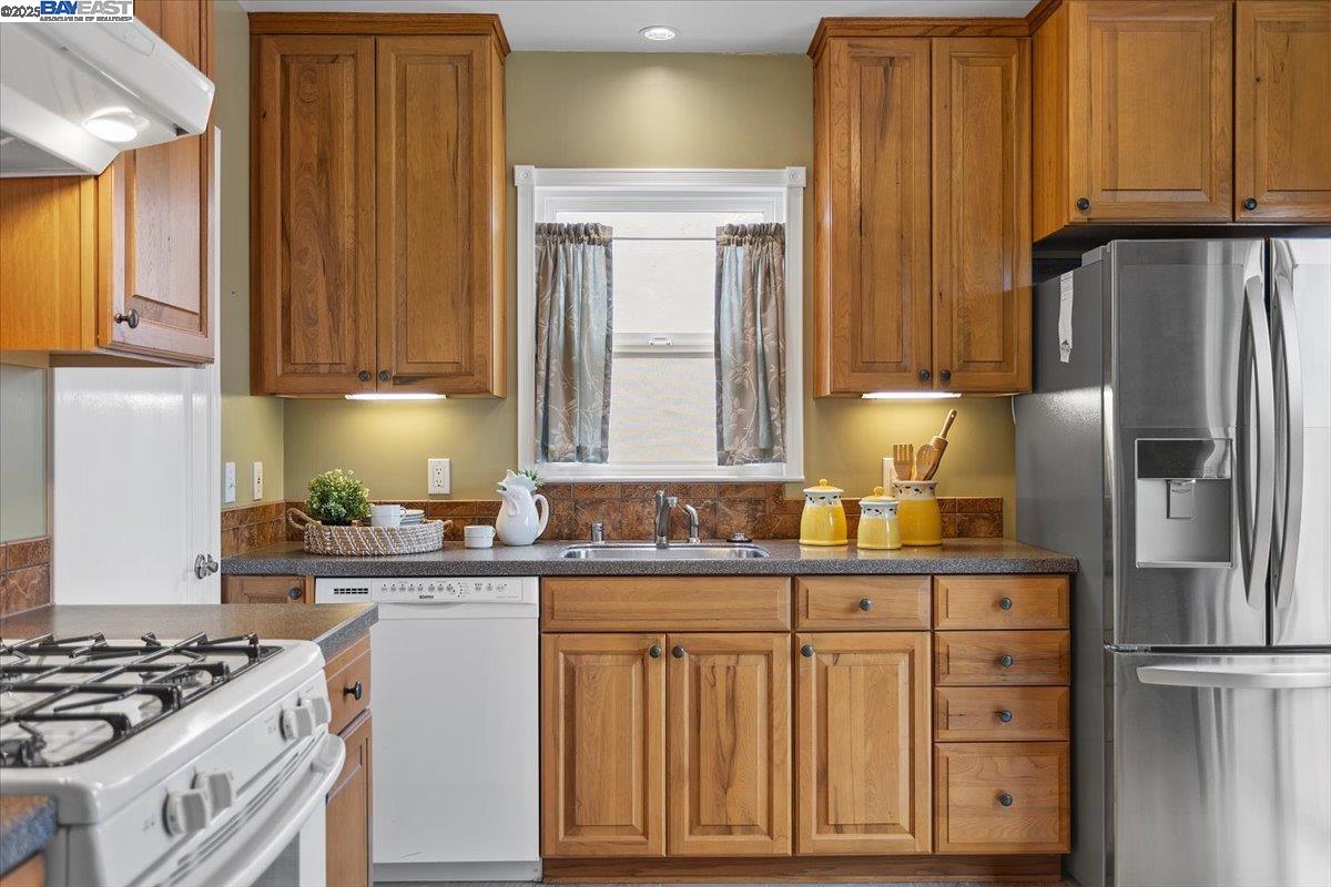 San Leandro, California 94577, United States, 2 Bedrooms Bedrooms, ,1 BathroomBathrooms,Residential,Pending,224704