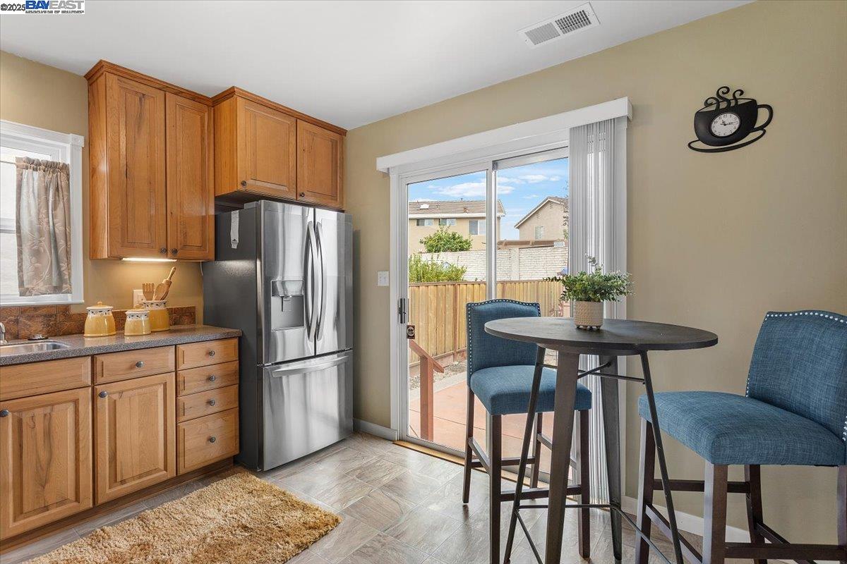 San Leandro, California 94577, United States, 2 Bedrooms Bedrooms, ,1 BathroomBathrooms,Residential,Pending,224704