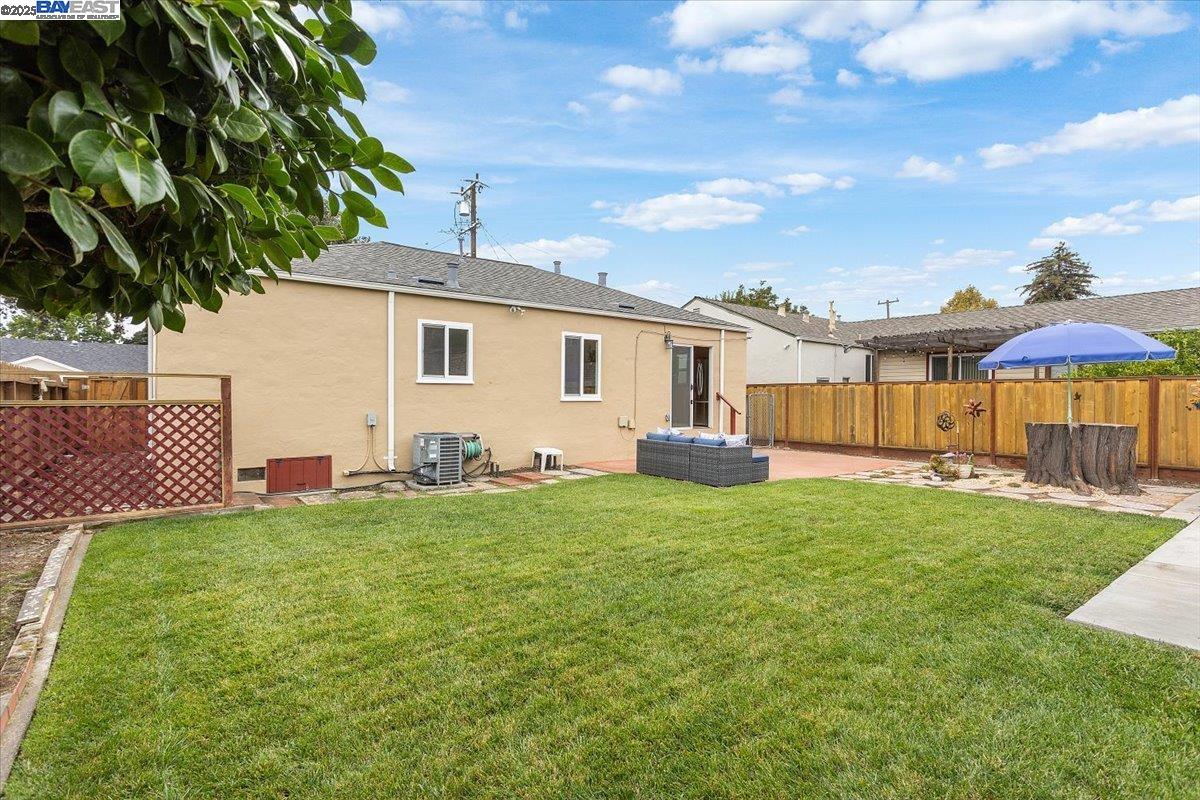 San Leandro, California 94577, United States, 2 Bedrooms Bedrooms, ,1 BathroomBathrooms,Residential,Pending,224704