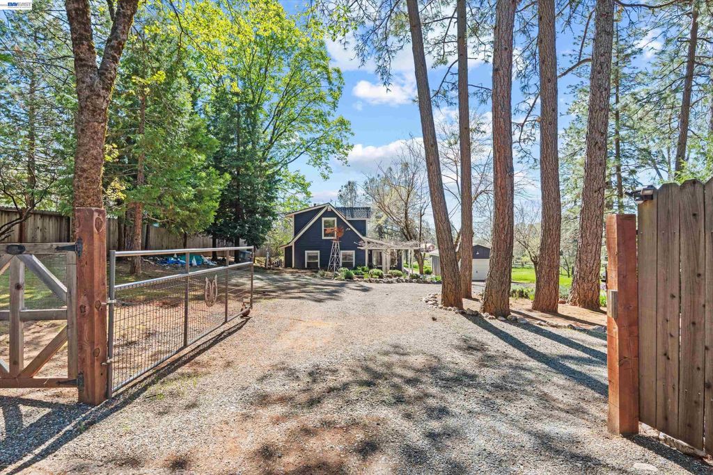 Photo of 20140 Redwood Dr, Foresthill, CA 95631 (MLS # 41127014)