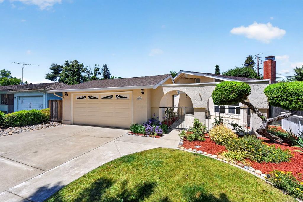 Photo of 879 El Rio Drive, San Jose, CA 95125 (MLS # ML82047858)