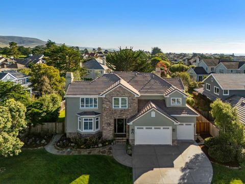Photo of 62 Spyglass Court, Half Moon Bay, CA 94019 (MLS # ML82028384)