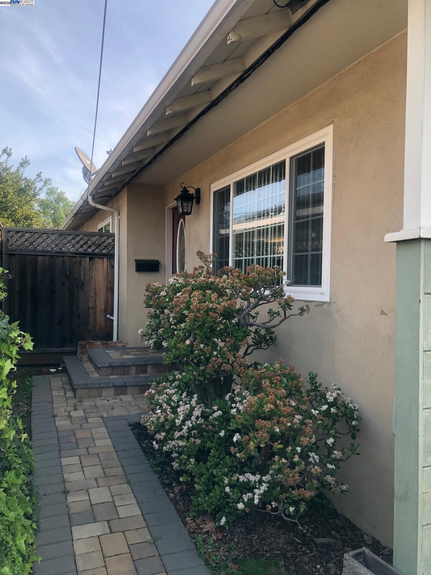 3086 Greenview Dr