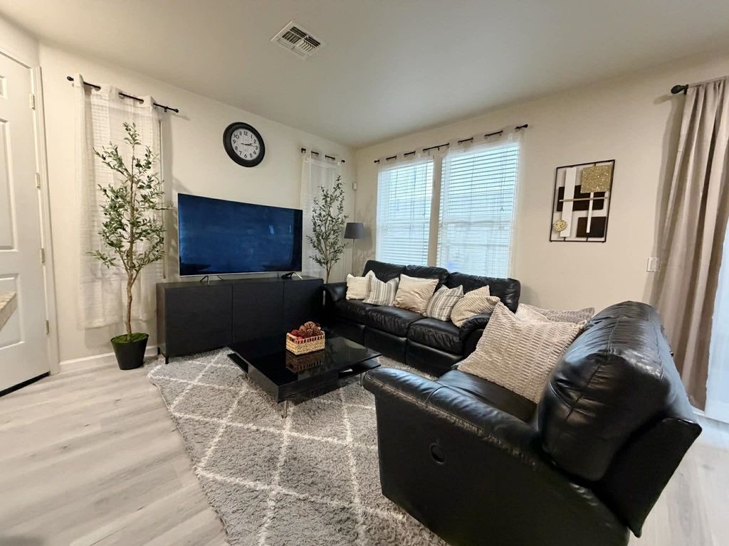 Photo of 556 Heritage Cir, San Lorenzo, CA 94580 (MLS # 41120050)