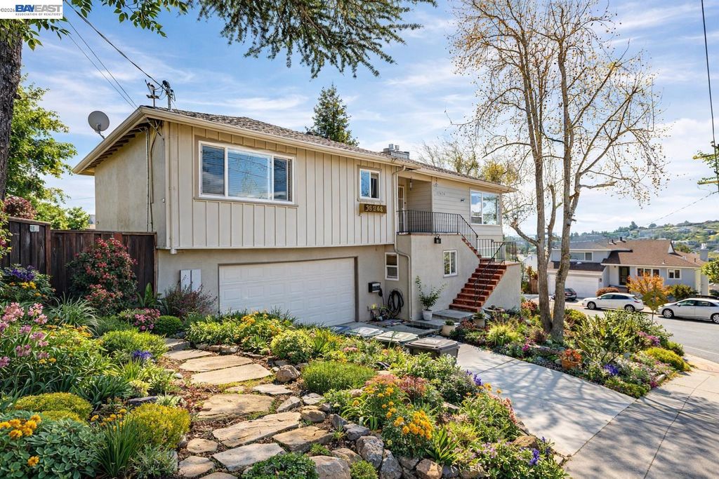 Photo of 17676 Garland Ct, Castro Valley, CA 94546 (MLS # 41126951)