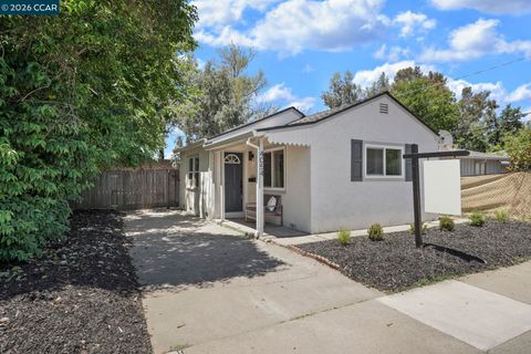 Photo of 4054 Sumac Ln, Sacramento, CA 95820 (MLS # 41139559)