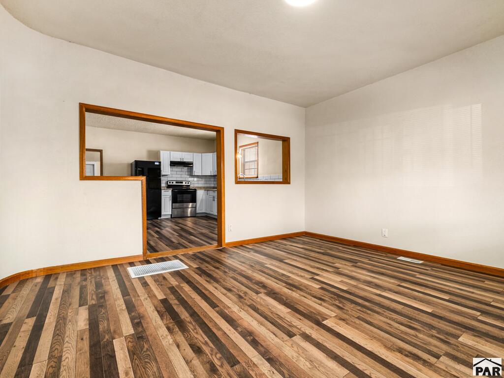 1419 E 3rd St - Photo 3